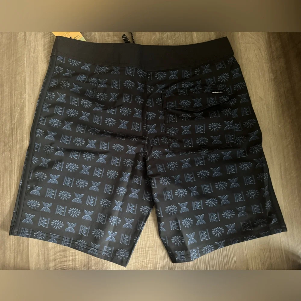 Quiksilver SurfSilk Men's Black & Navy Patterned Board Shorts size 32